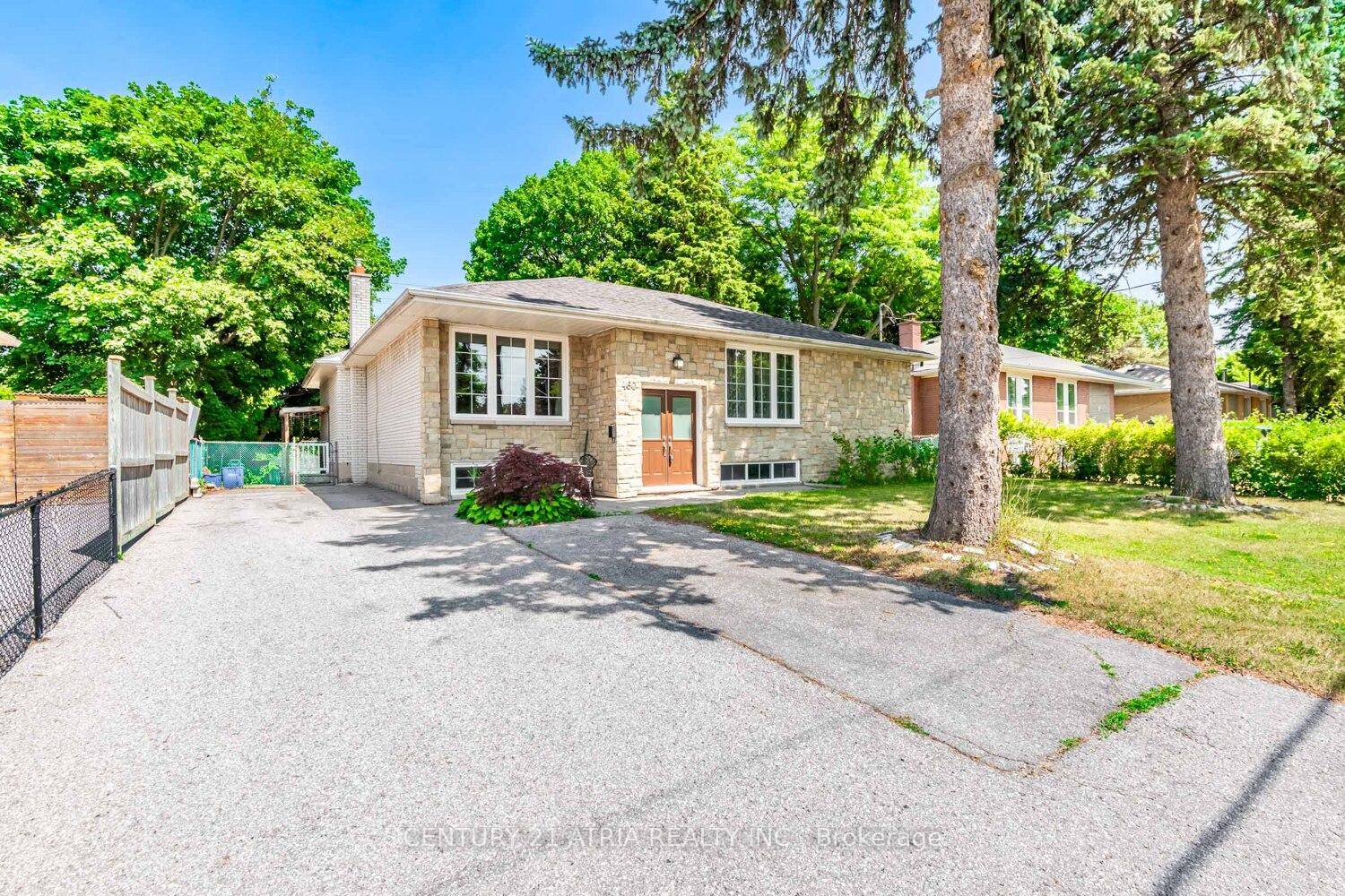 One of the largest and most desirable detached bungalows in the Crosby area, nestled on a massive 60' x 150' clean lot in the top ranked Bayview Secondary School district ...