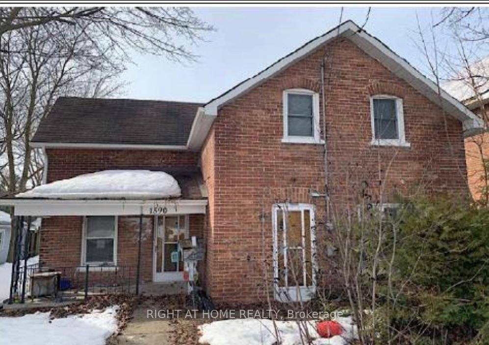 CENTRAL OWEN SOUND DETACHED 1386 SQUARE FEET 44' X 102' LOT PARKING ACCESSED THROUGH LANE HOUSE IS IN NEED OF TLC