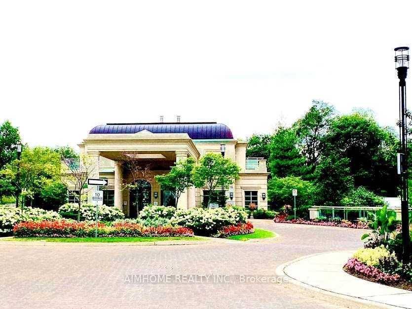Luxurious condo near Leslie subway station, Highway 401, Fairview Mall, Highway 404, and hospitals.