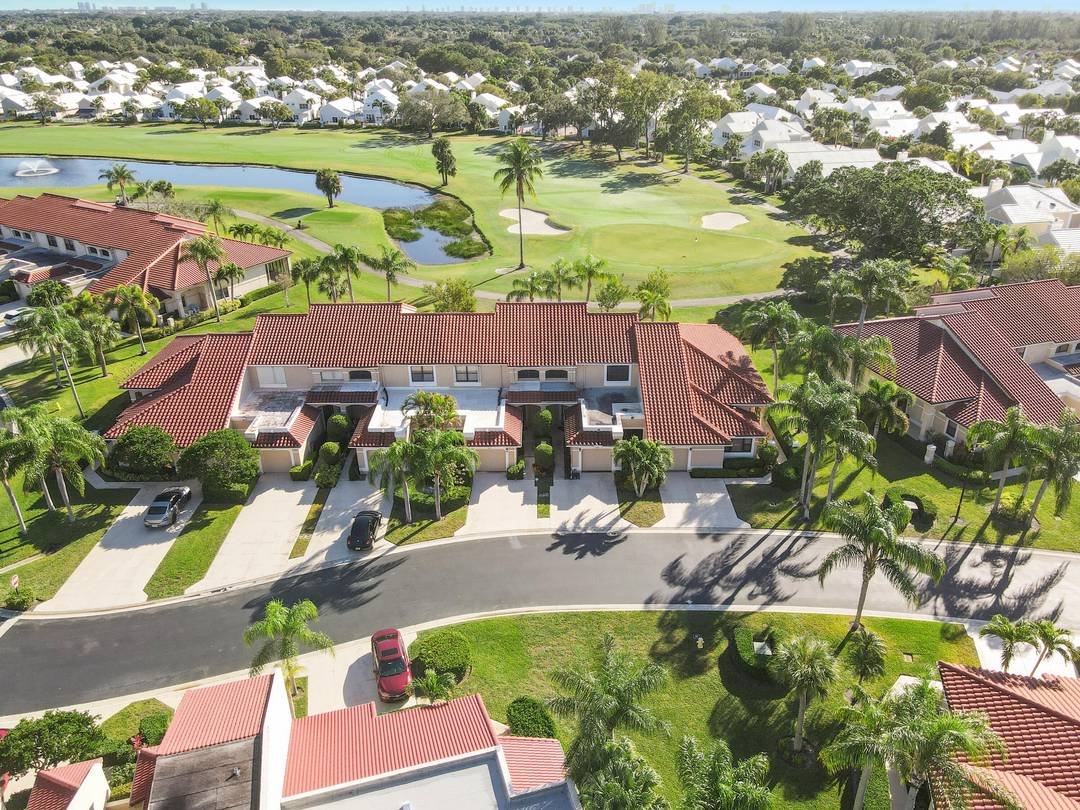 BEUTIFUL PGA NATIONAL COMMUNITY WITH GREAT VIEWS OF LAGOON AND GOLF COURSE.