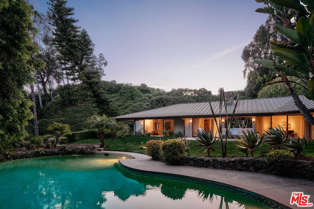 1117  N Beverly Dr 6BR Beverly Hills Post Office | B.H.P.O. La