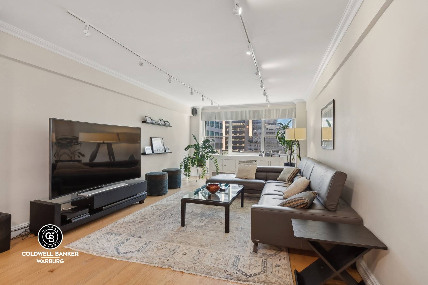 Welcome to Apartment 9B at 333 East 46th Street, a spacious and bright two bedroom, two bathroom residence in the desirable Midtown East area of Manhattan.