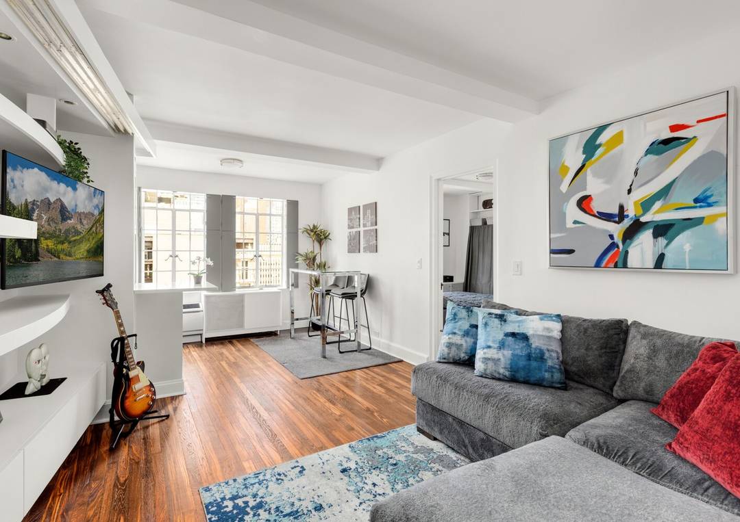 Charming and renovated, prewar 1 bedroom apartment with bright western exposure and Chrysler building views !
