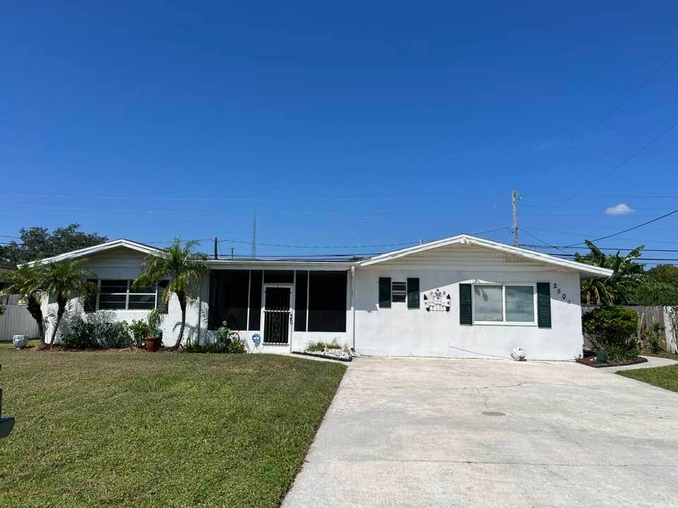 3 2 home with a separate entrance 1 bedroom in law attached with pool !