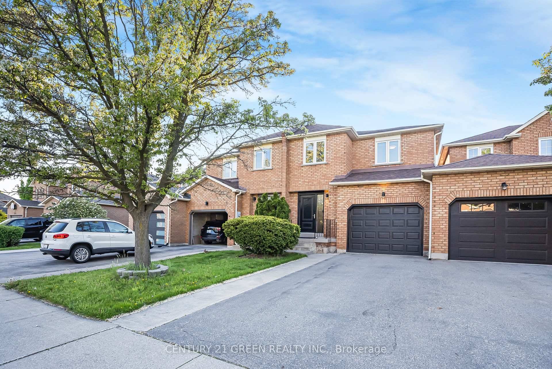 This executive well maintained townhouse welcomes you to a prestige family friendly neighbourhood of Glen Abbey Home to One of the top rated schools of Ontario.