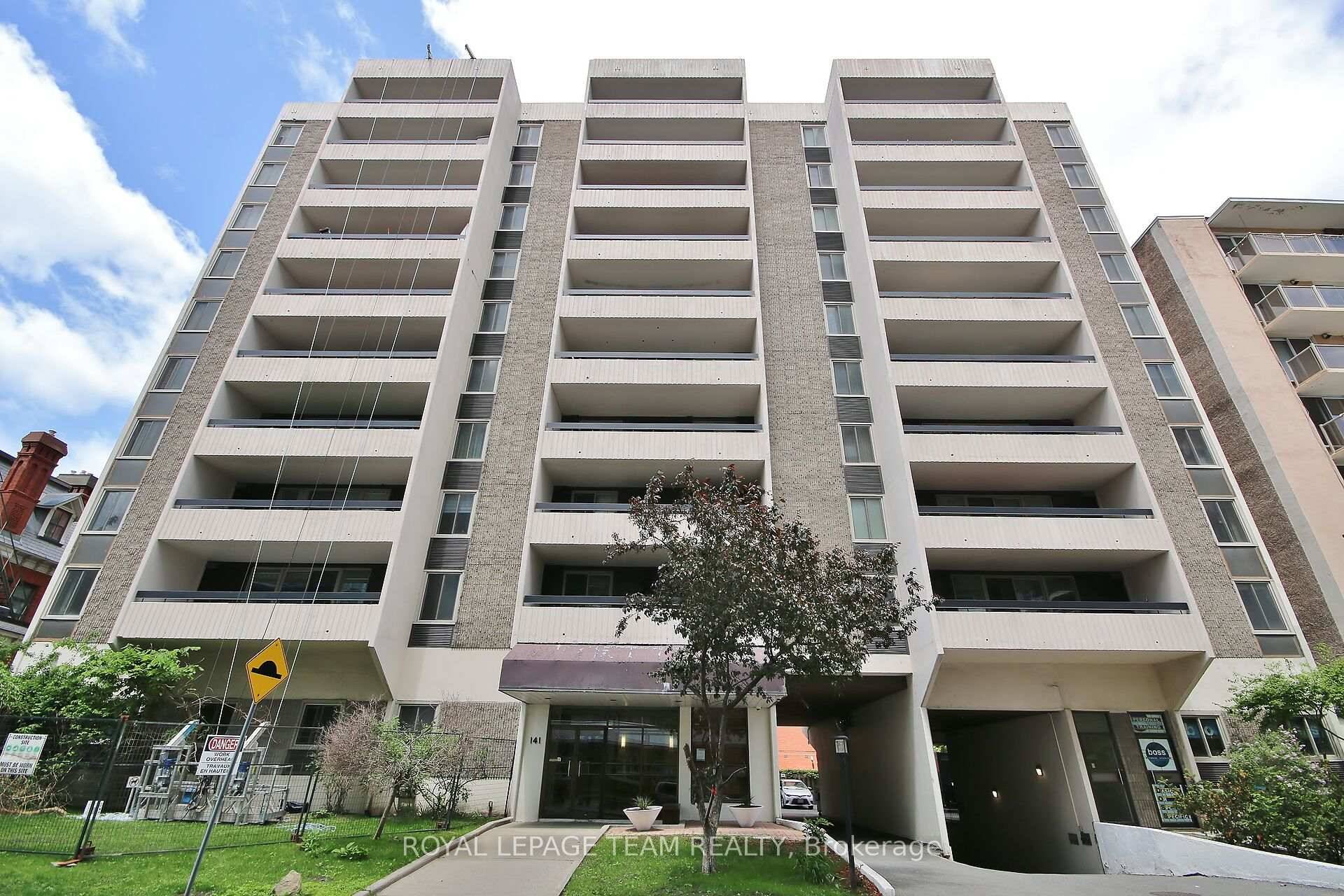 Amazing opportunity amp ; very convenient location for this welcoming and fantastic 2 bedroom plus large private den unit.
