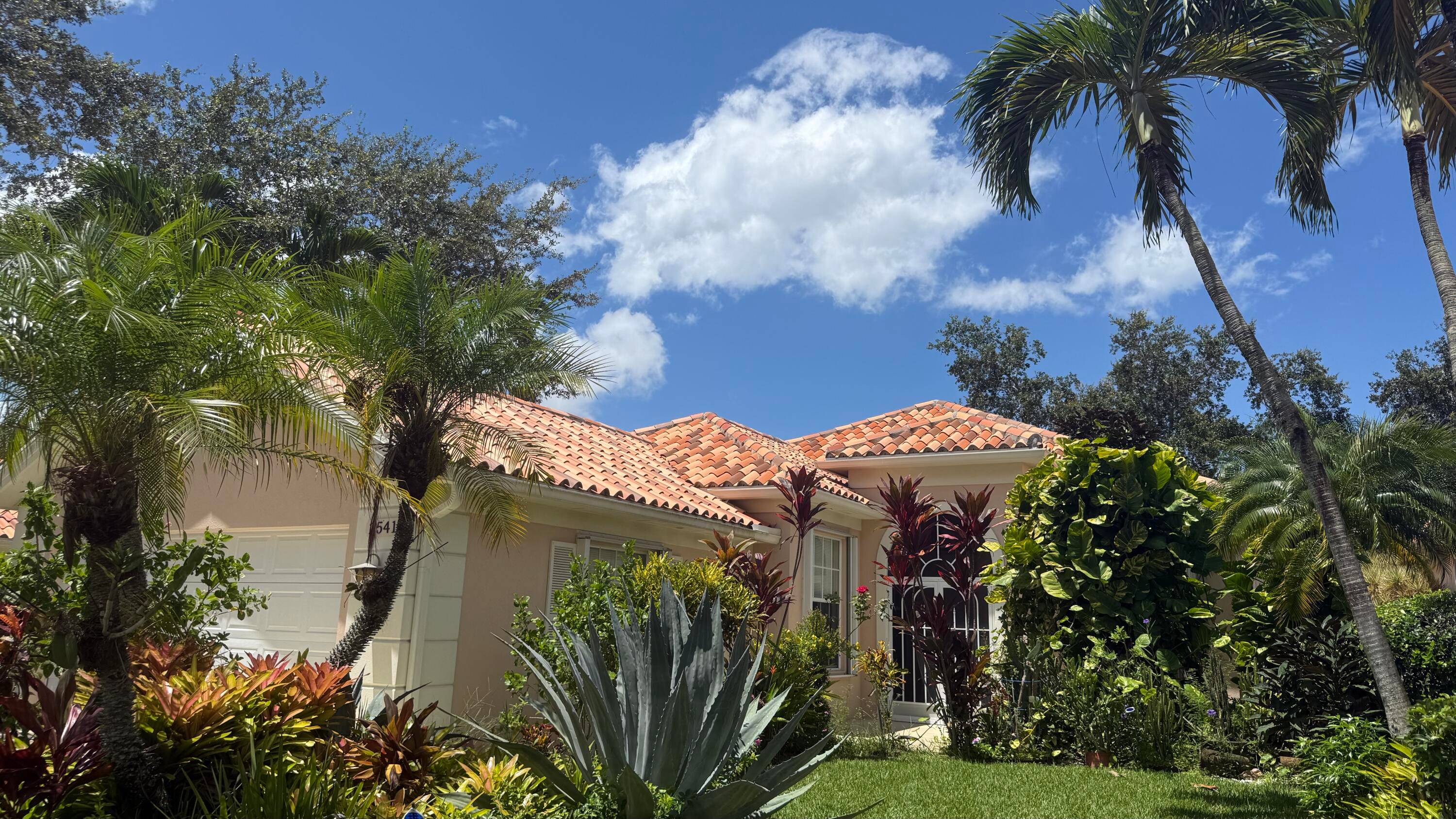 Spacious and beautifully maintained, this extended Oakmont model offers 3 bedrooms, 2 bathrooms, and a 2 car garage.