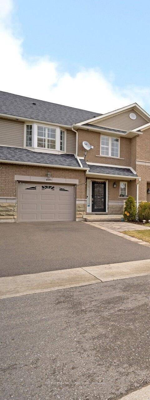Gorgeous 3 Bedrooms Luxury Freehold Town House in the highly sought after Millcroft community !