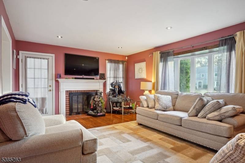 Cul de Sac Charmer with room to grow !