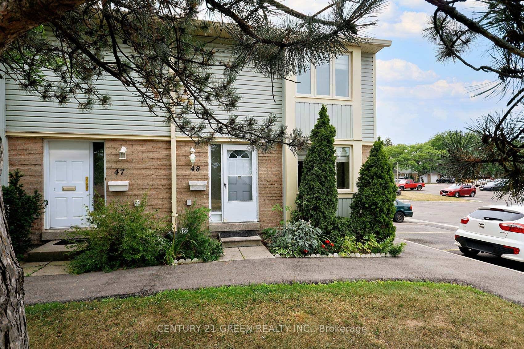 End Unit Townhome in Prime Mississauga Location !