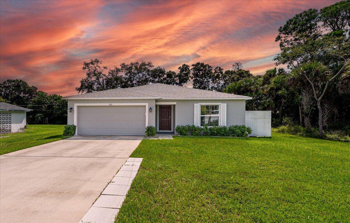 Immaculate 2023 Lakewood Park Home Move In Ready !