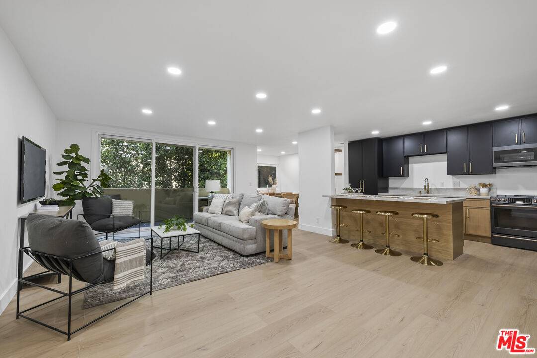 1025  N Kings Rd 2BR Sunset Strip La
