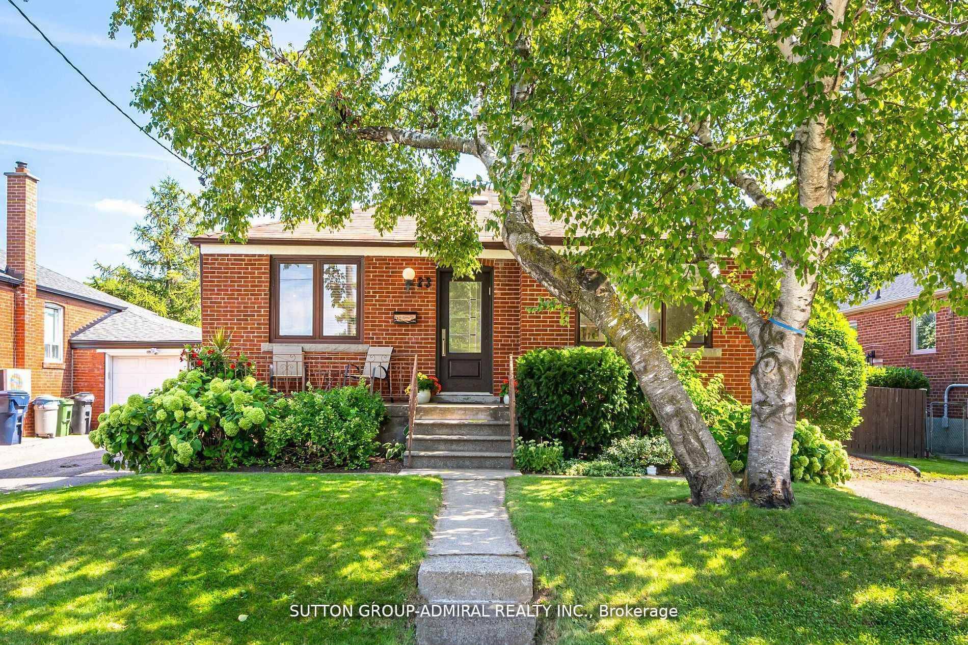 Welcome to 23 Vinci Crescent, an immaculate residence in the highly sought after Clanton Park neighborhood boasting nearly 3000 square feet of thoughtful and versatile living space !