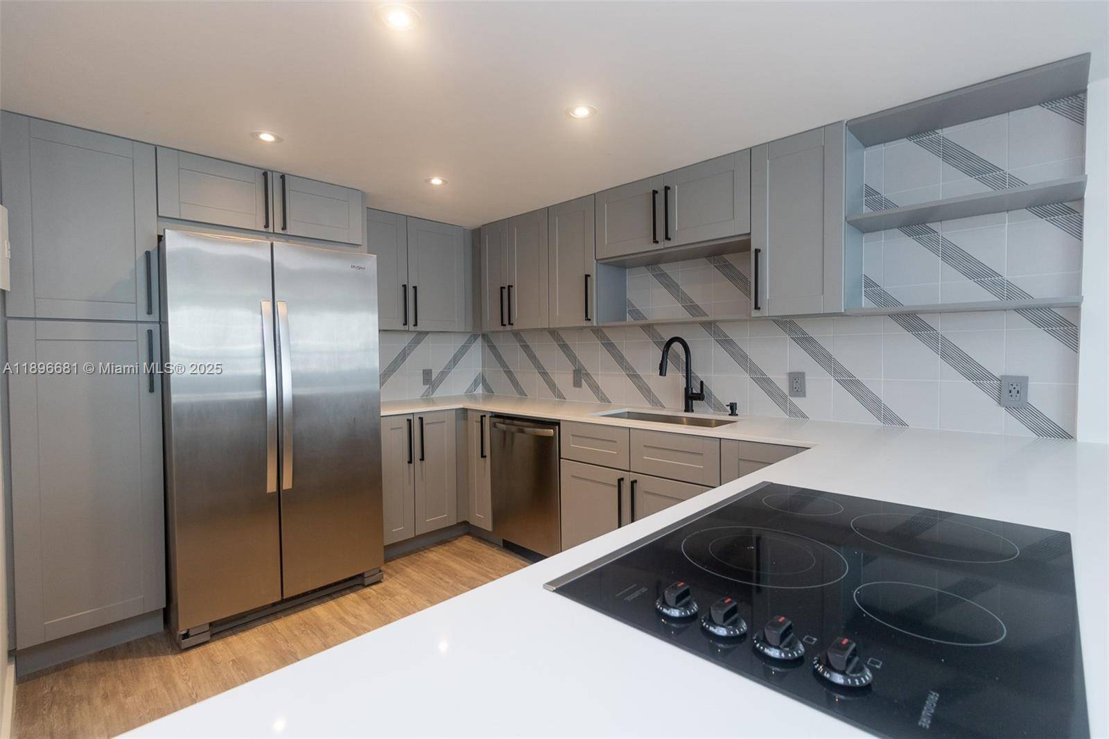FOR SALE ! Stunning 1 bedroom, 1.