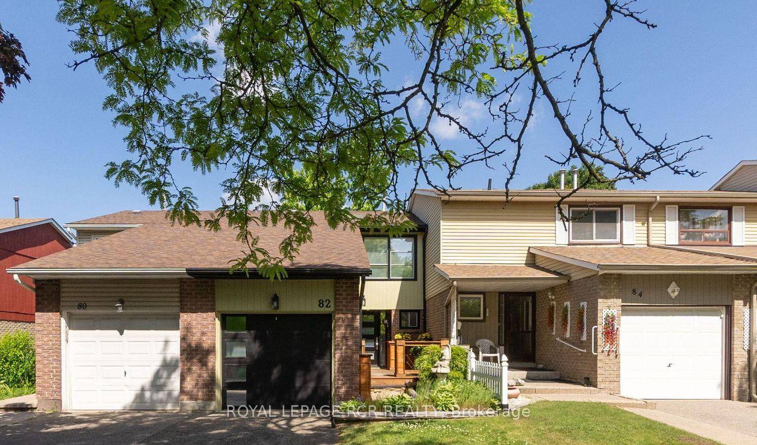 Welcome to the Madoc neighbourhood of Brampton, 82 Royal Salisbury Way, a charming 3 Bedroom Townhome is the perfect house to call home !