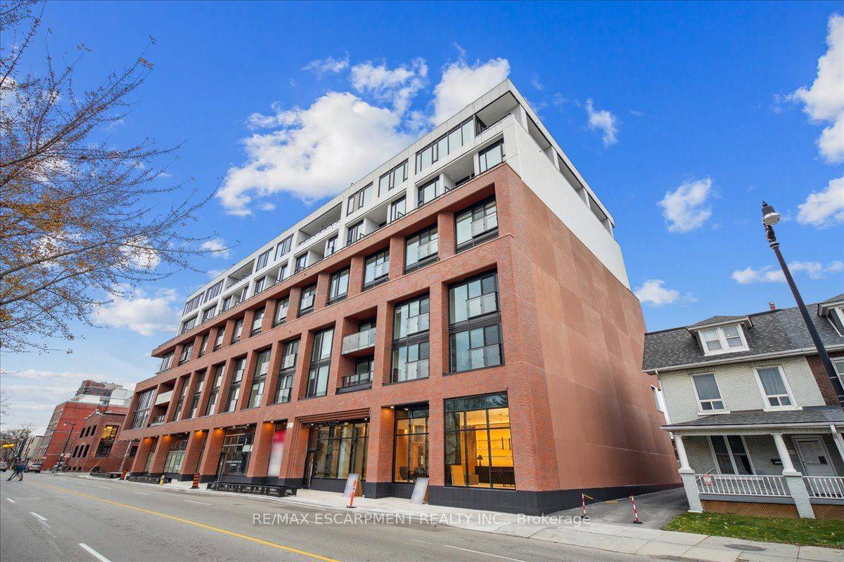JUNCTION HOUSE Brand new, never lived in urban style 1 Bedroom, 1 Bath unit with ultra chic 9' concrete ceilings and approximately 570 SF of living space located in a ...
