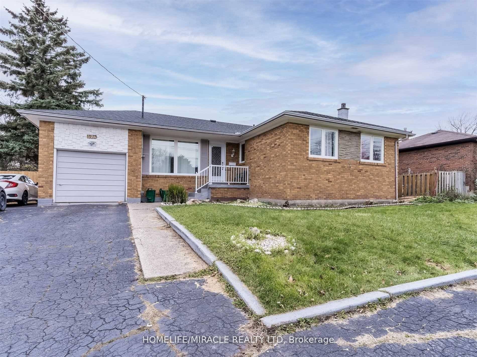 Lower Level 2 Bedroom In Bungalow House Is A Perfect Place For Your Family.