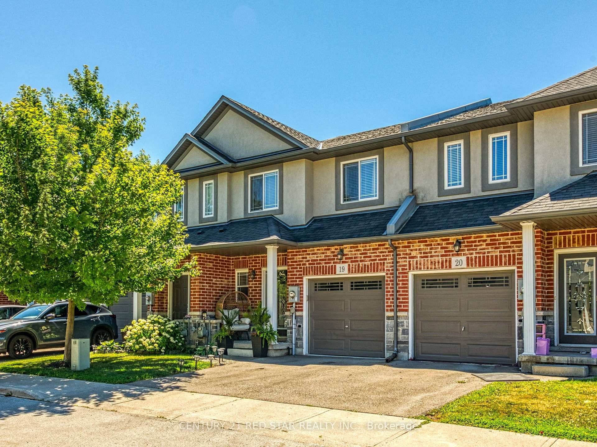 Beautiful 3 Bedrooms traditional townhouse with low maintenance fee in a desirable Ancaster Community Close to Glancaster Golf and Country Club, schools, highway, shopping, and Hamilton Airport.