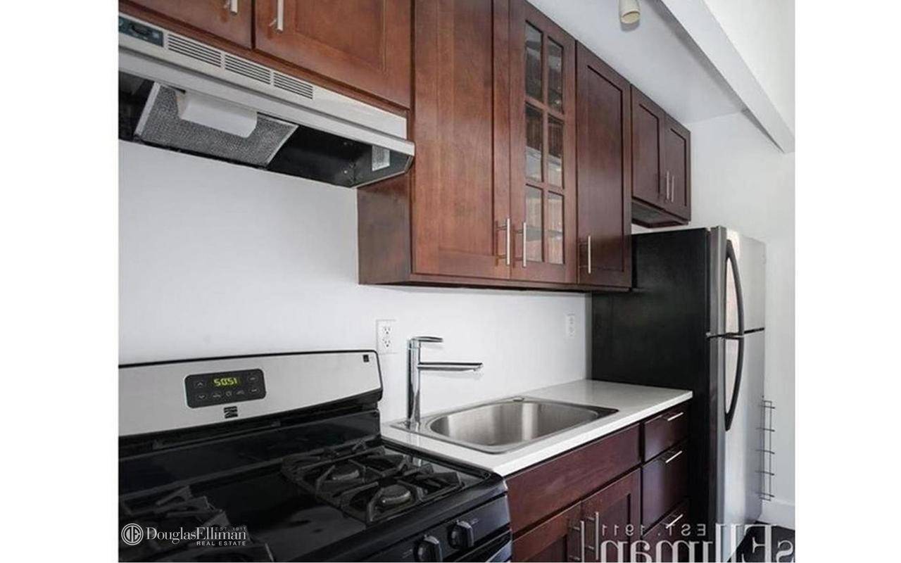 LIGHT, BRIGHT amp ; CHIC 2 Bedroom apartment with Washer Dryer in Pre War Boutique Rental Building In Hells Kitchen !