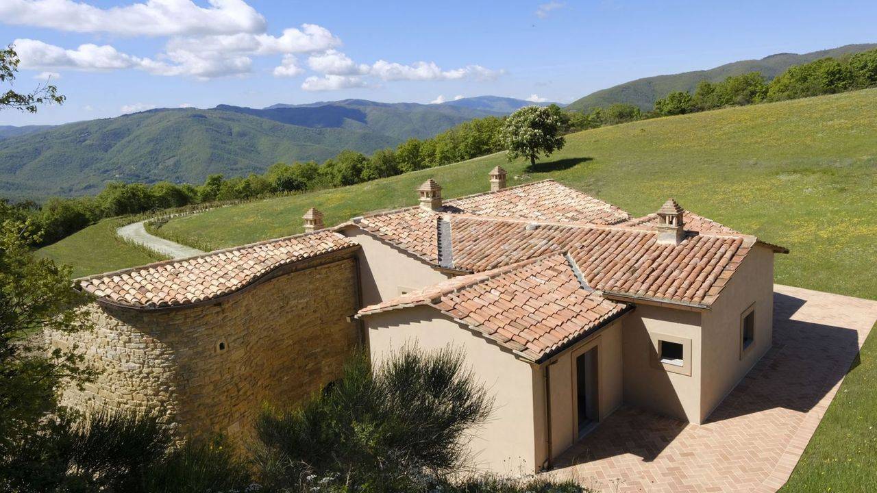 Real estate in Umbria to be restored internally. Farmhouse in Umbria for sale with beautiful panoramic view, large garden with swimming pool.