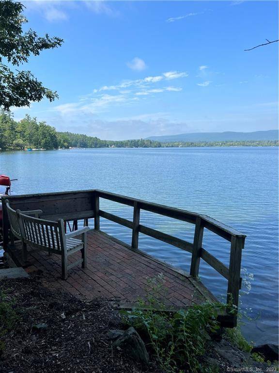 Charming Twin Lakes Lakefront Retreat Nestled along the serene shores of Washining Lake, this beautiful 4 bedroom, 3 bath home offers a tranquil retreat for those seeking relaxation and natural ...