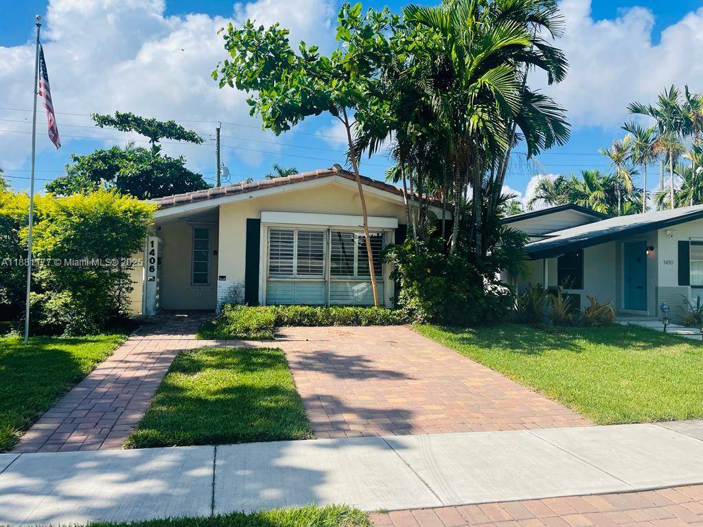 Fantastic location just blocks from the ocean and Hollywood Boardwalk !