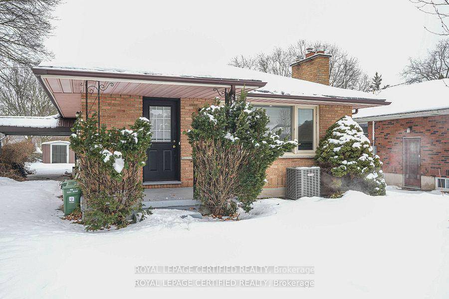 Great opportunity to rent a stunning bungalow with 3 bedrooms, hardwood floors and kitchen on the main level.