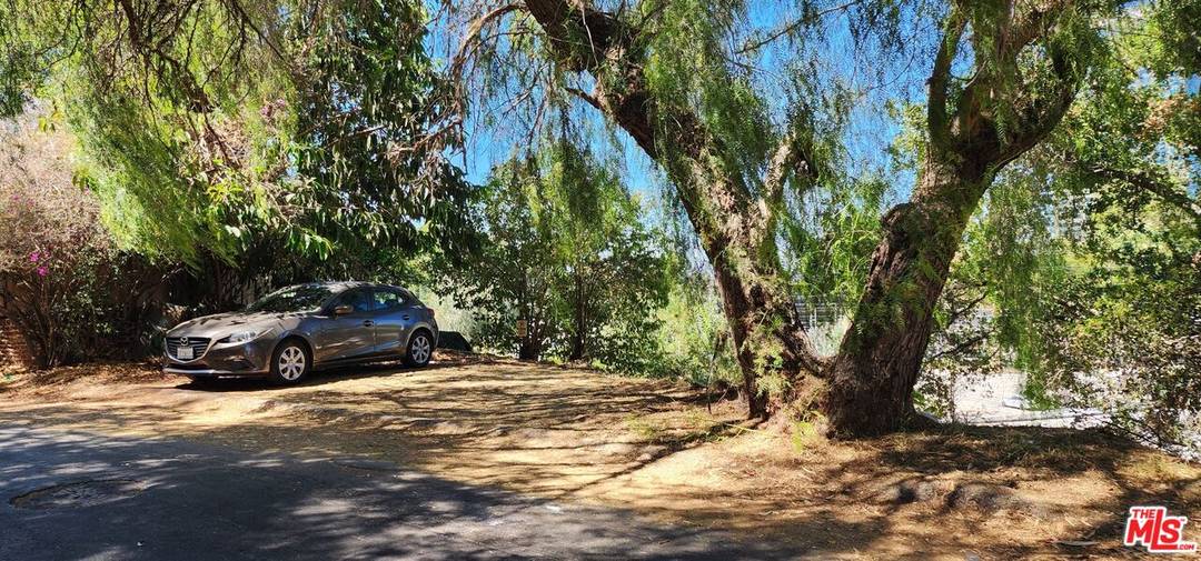 3643   Fredonia Dr La