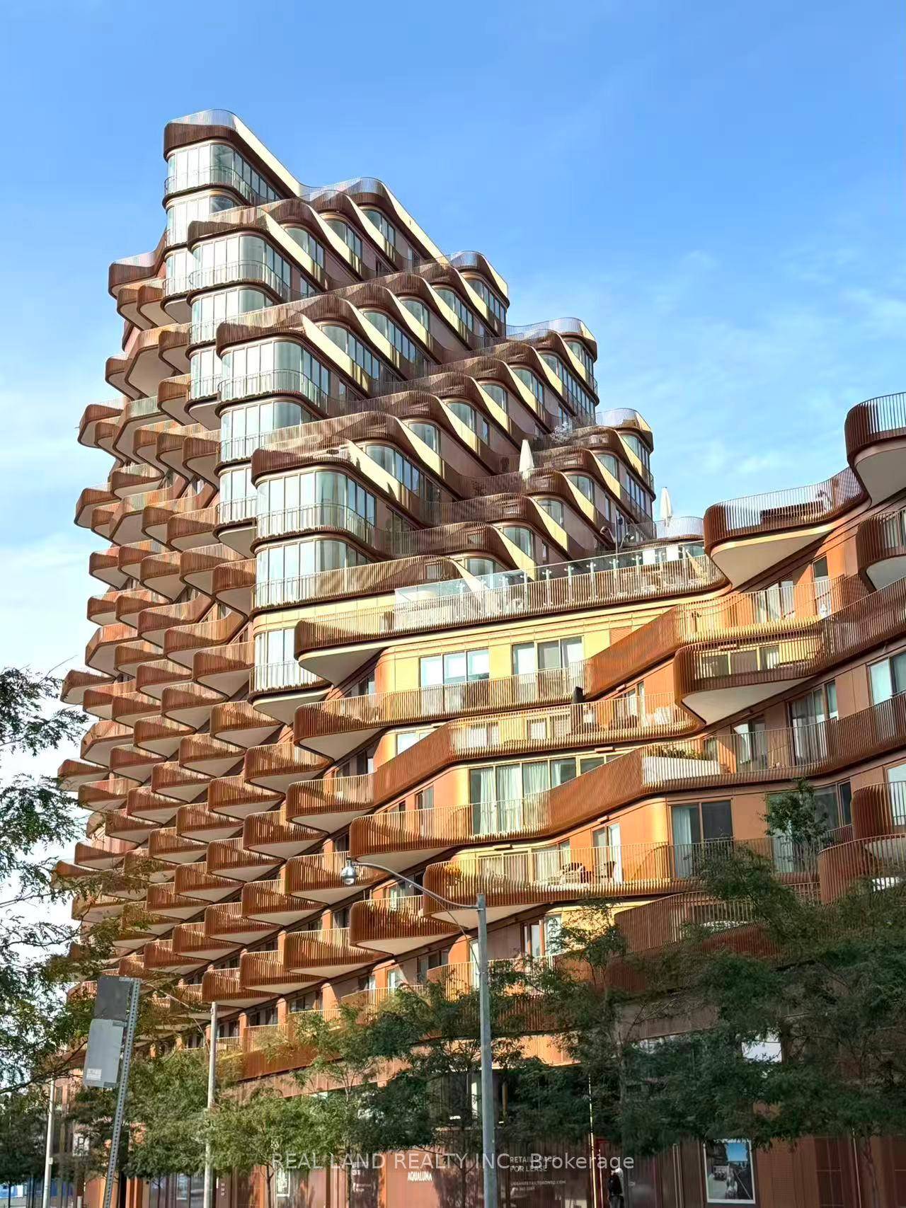 Welcome to Aqualuna at Bayside, Tridel's newest architectural landmark on the Toronto Waterfront and one of the most anticipated luxury residences in the city.