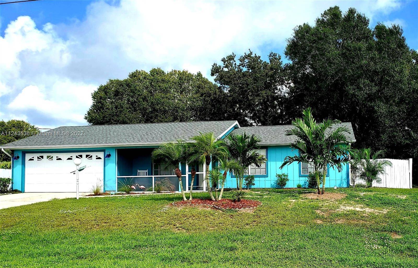 Welcome to your own tropical paradise located on one of the few freshwater Myakka River finger canals perfect for kayaking paddle boarding.