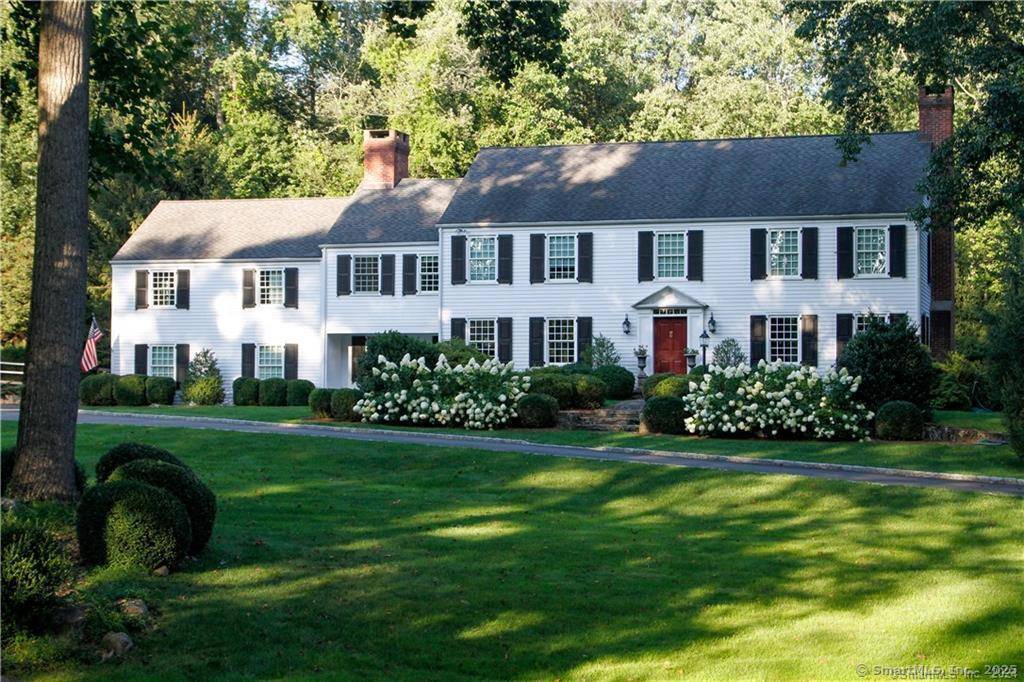 Summer House with pool Just one hour from NYC and two miles from the charming small town of New Canaan, buzzing with boutique shops and outdoor restaurants, this elegant, private ...