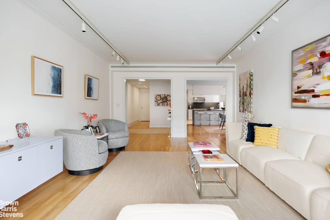 Beautifully renovated and sun flooded, this super high floor, corner 7 room residence has 4 exposures and windows on all sides, with even some river views !