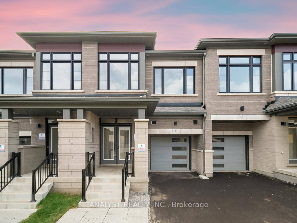 Beautiful Newly Built 2 Storey Modern Townhouse in a Prime Kleinburg Location Discover stylish, turnkey living in this brand new modern townhouse, perfectly located in a growing, family friendly neighbourhood.