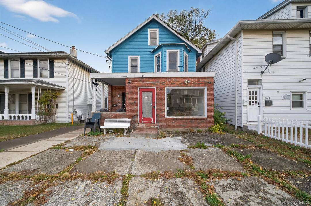 Discover a fantastic investment opportunity in the vibrant city of Newburgh with this charming 3 unit property that promises both comfort and profitability.