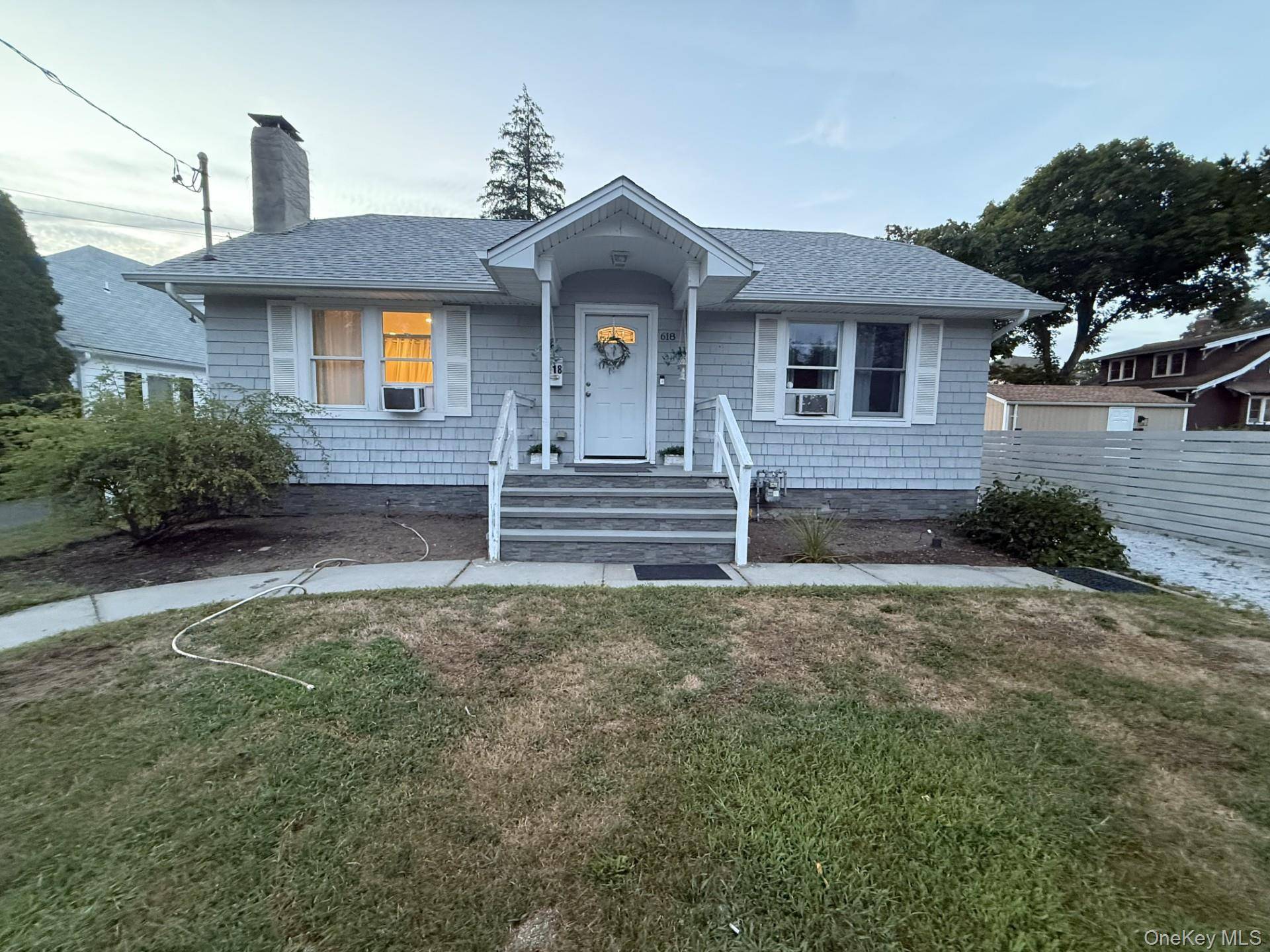 Discover the charm of our ideally situated home in Riverhead !