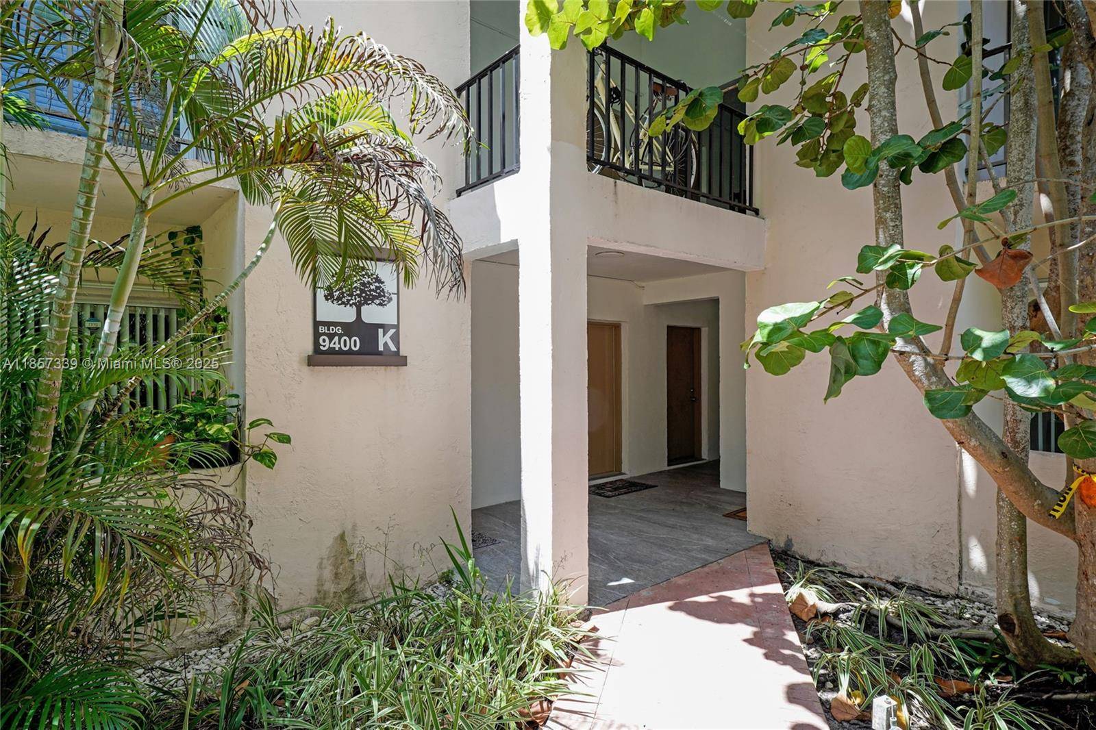 Gated Community Kingston Square Beautiful 2 bedroom, 2 bath condo offering 1, 178 sq.