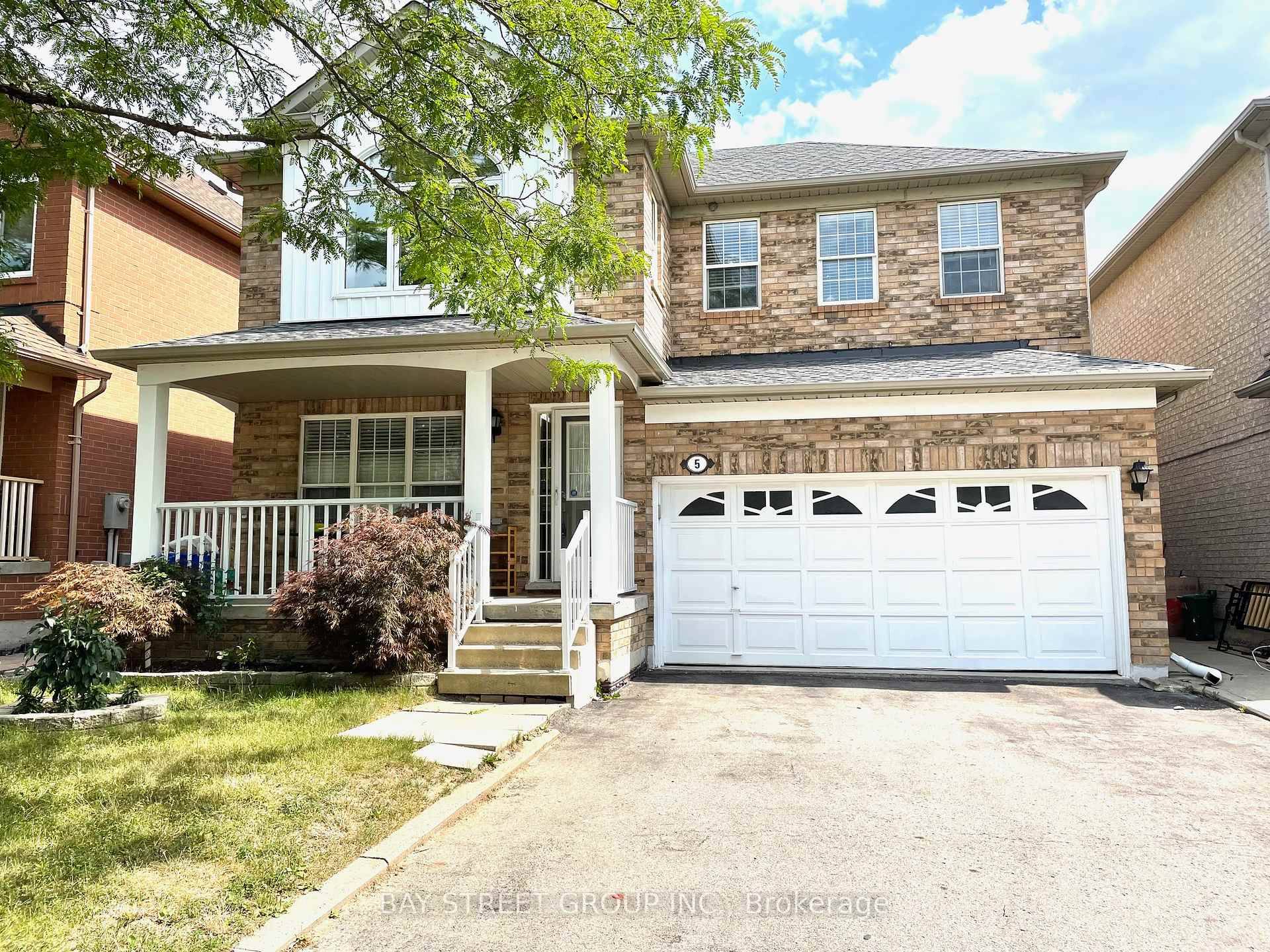 Stunning Detached Double Garage Home in a Sought After Neighbourhood !