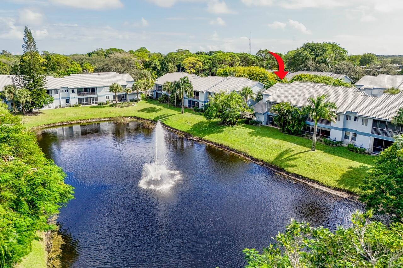 This rare 3 bed 2 bath DIRECT LAKE VIEW, VAULTED CEILINGS with GARAGE, END UNIT has extra windows light.
