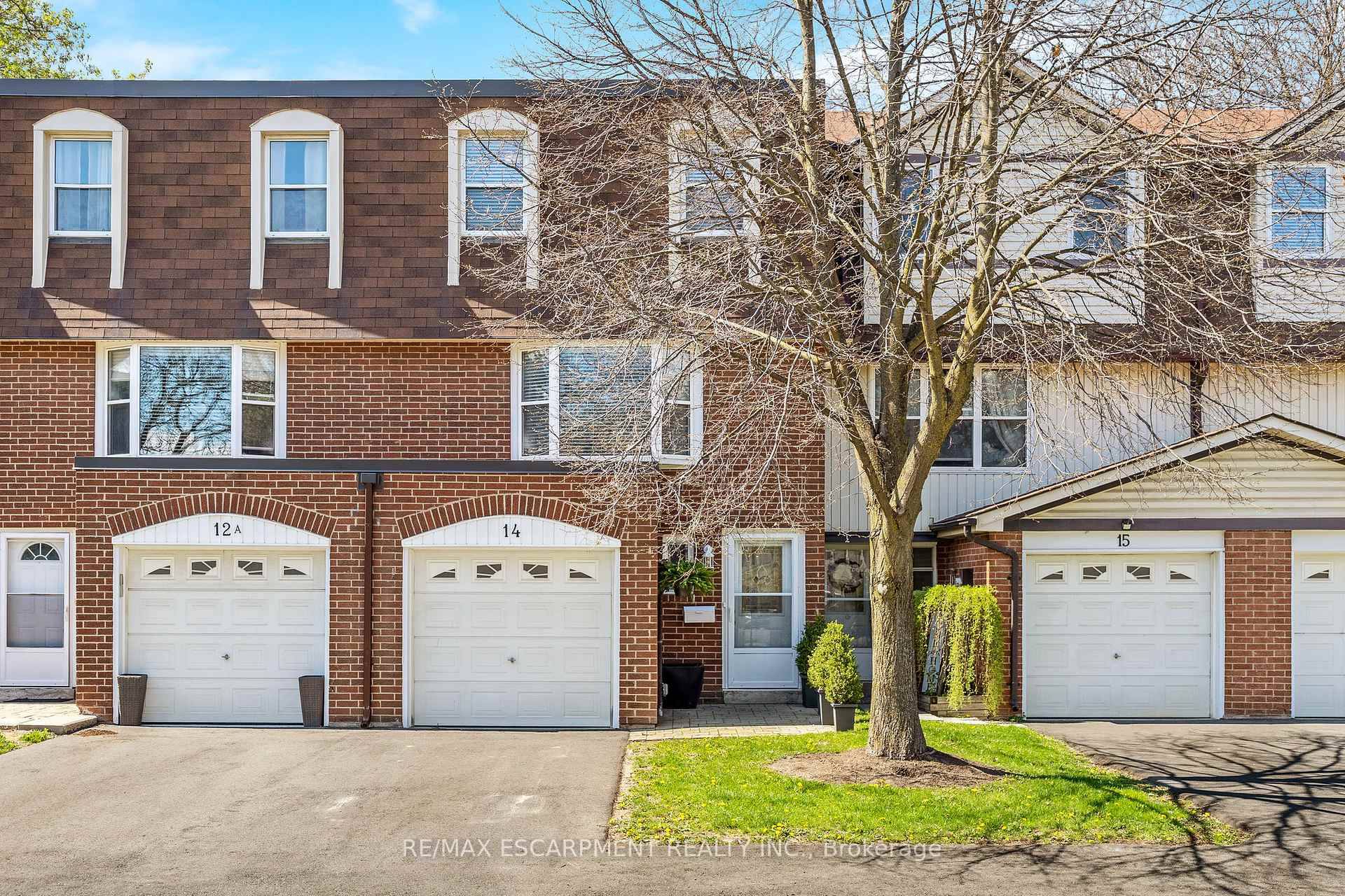Well maintained 3 bedroom, 2 bath condo townhouse in the heart of Milton's Bronte Meadows neighbourhood.