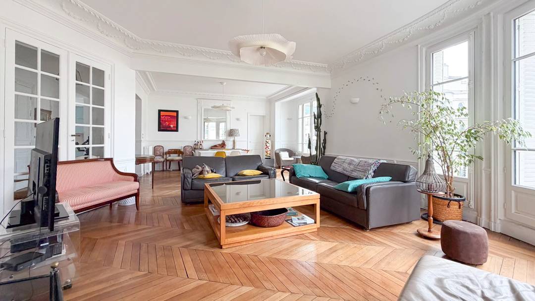 Appartement familial d'exception de 182 m² – Balcon filant – Étage élevé