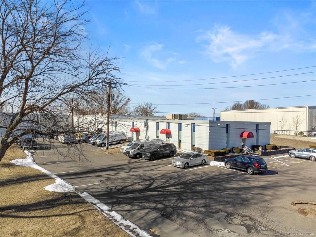 Amazing opportunity to rent a 11, 421 SQ FT industrial office space in North Haven.