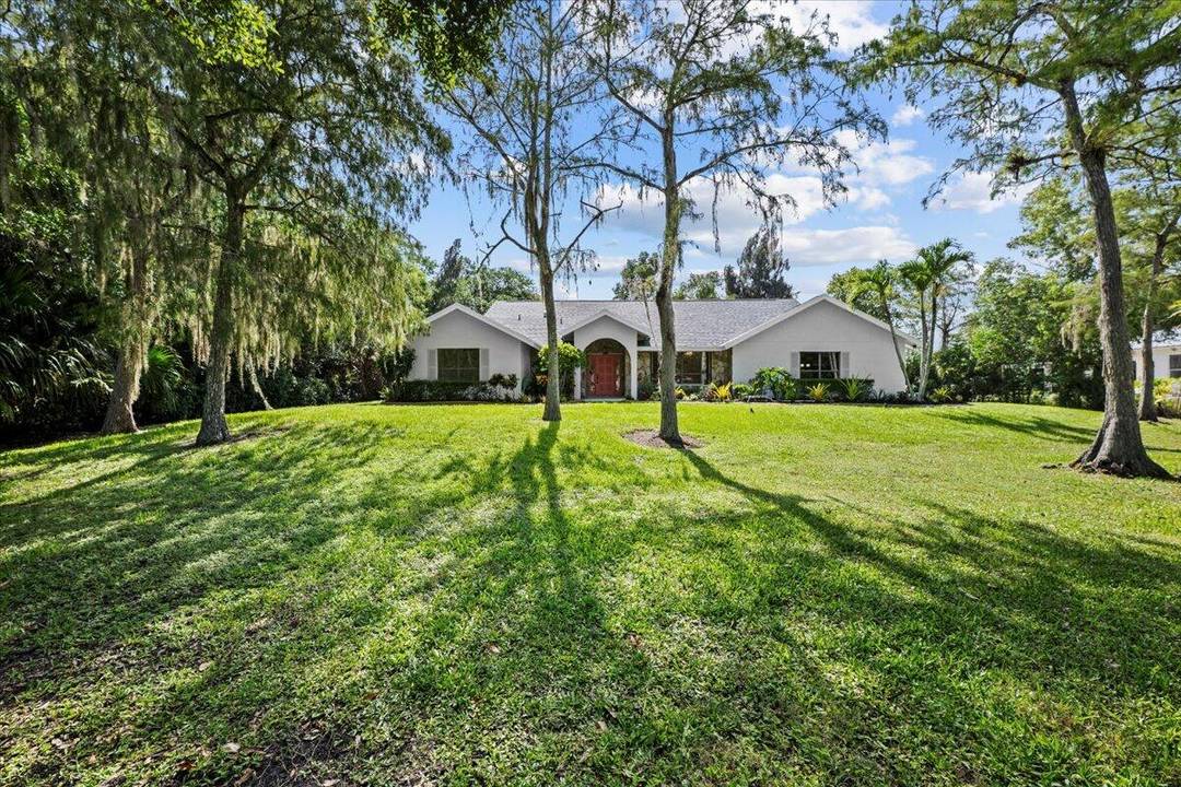 Beautifully Renovated 3 Bedroom Den Pool Home in Palm Beach Country EstatesThis beautifully updated 3 bedroom, 2.