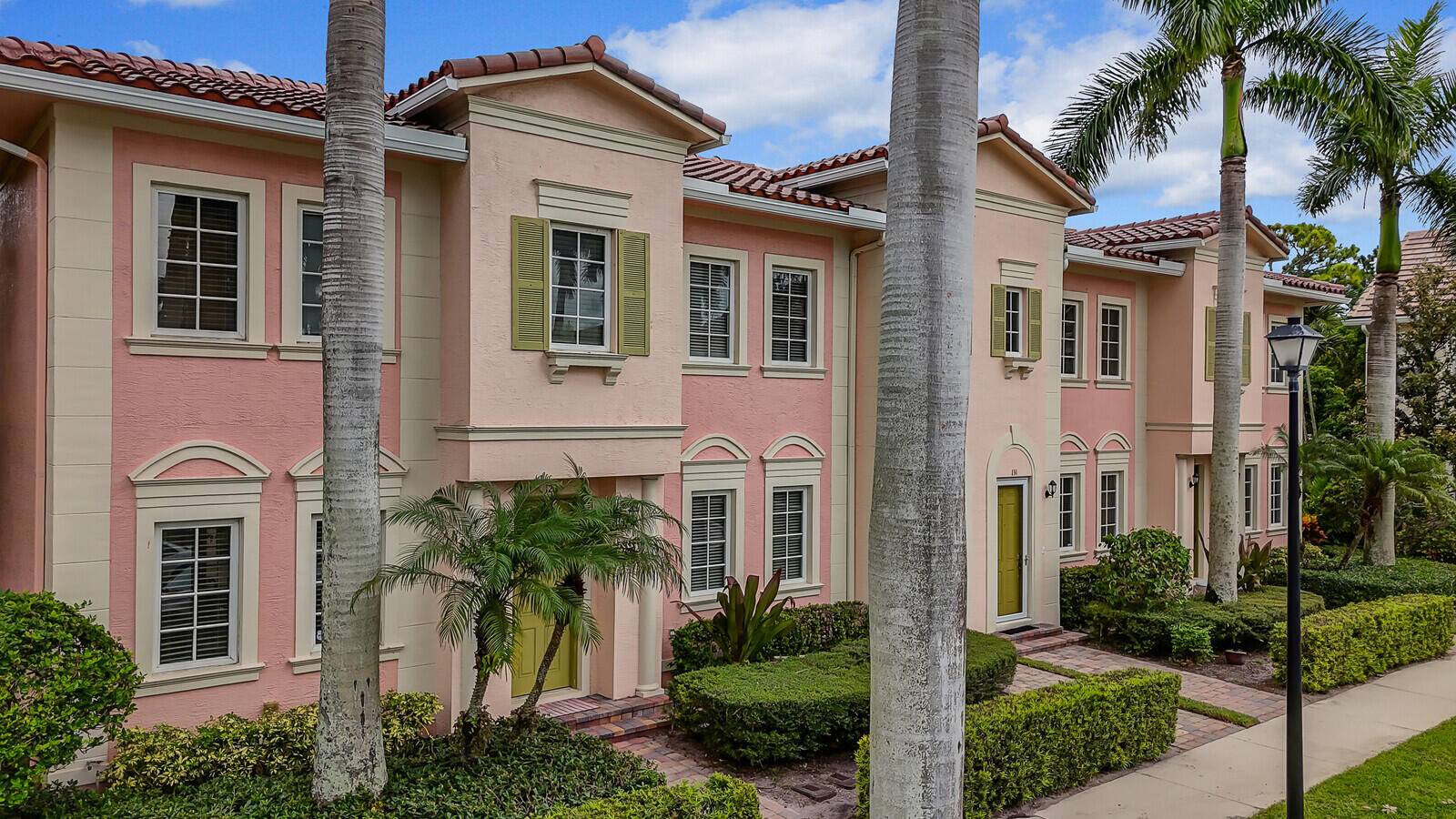Welcome to 123 Mulligan Place, a contemporary haven nestled in the vibrant community of Jupiter, FL.