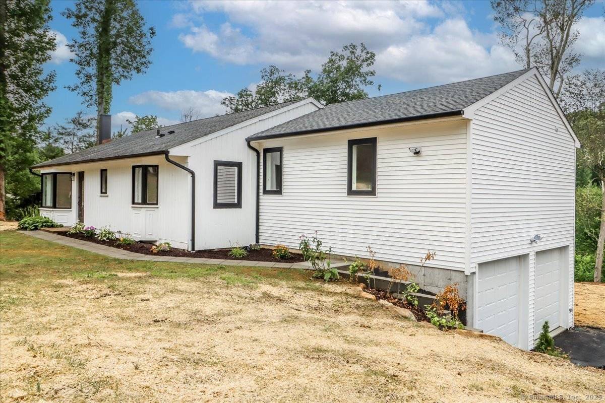 Like new ? This completely remodeled house shows like new !