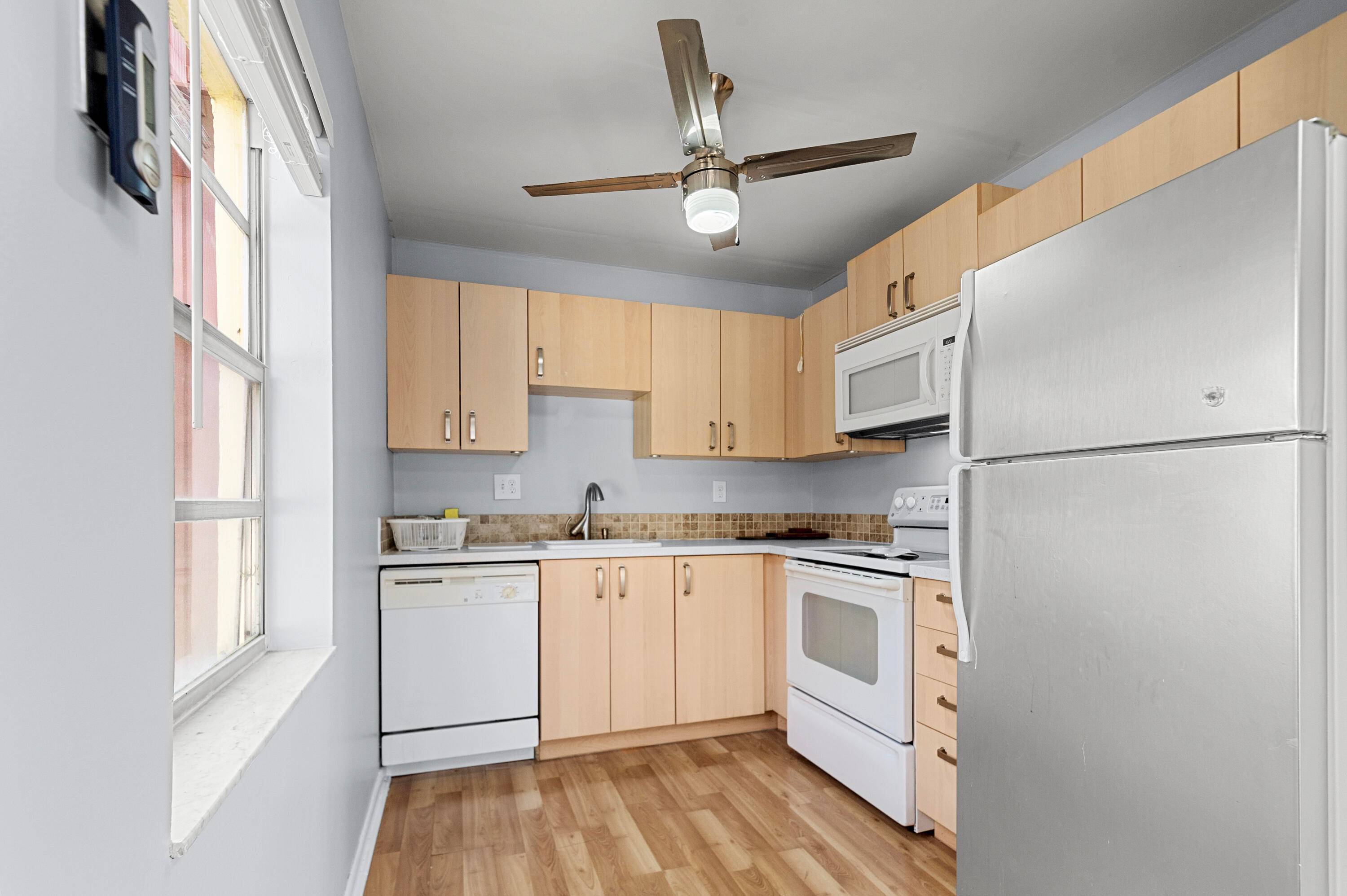 Welcome to this second floor CBS construction unit at the 55 Kings Point Golf and Country Club Flanders M model featuring 2 bedrooms and 2 bathrooms with beautiful golf course ...