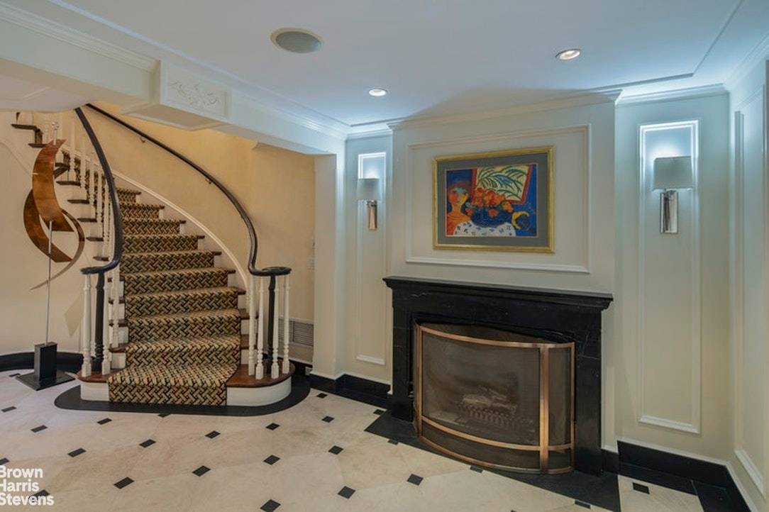 THE ELEGANCE OF SOPHISTICATED SIMPLICITYThis townhouse is the perfect castle ready to be occupied.