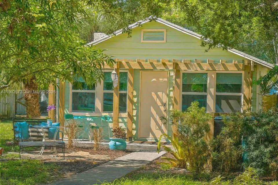 Historic charm meets modern upgrades in this cozy 3 bedroom, 1 bath cottage just 1 mile from the beach and within walking distance to downtown Lake Worth Beach, shops, restaurants, ...