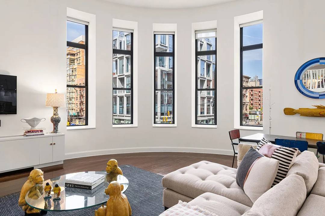 Mint condition corner 3, 100 sq foot loft with 14ft ceilings at The Greenwich.