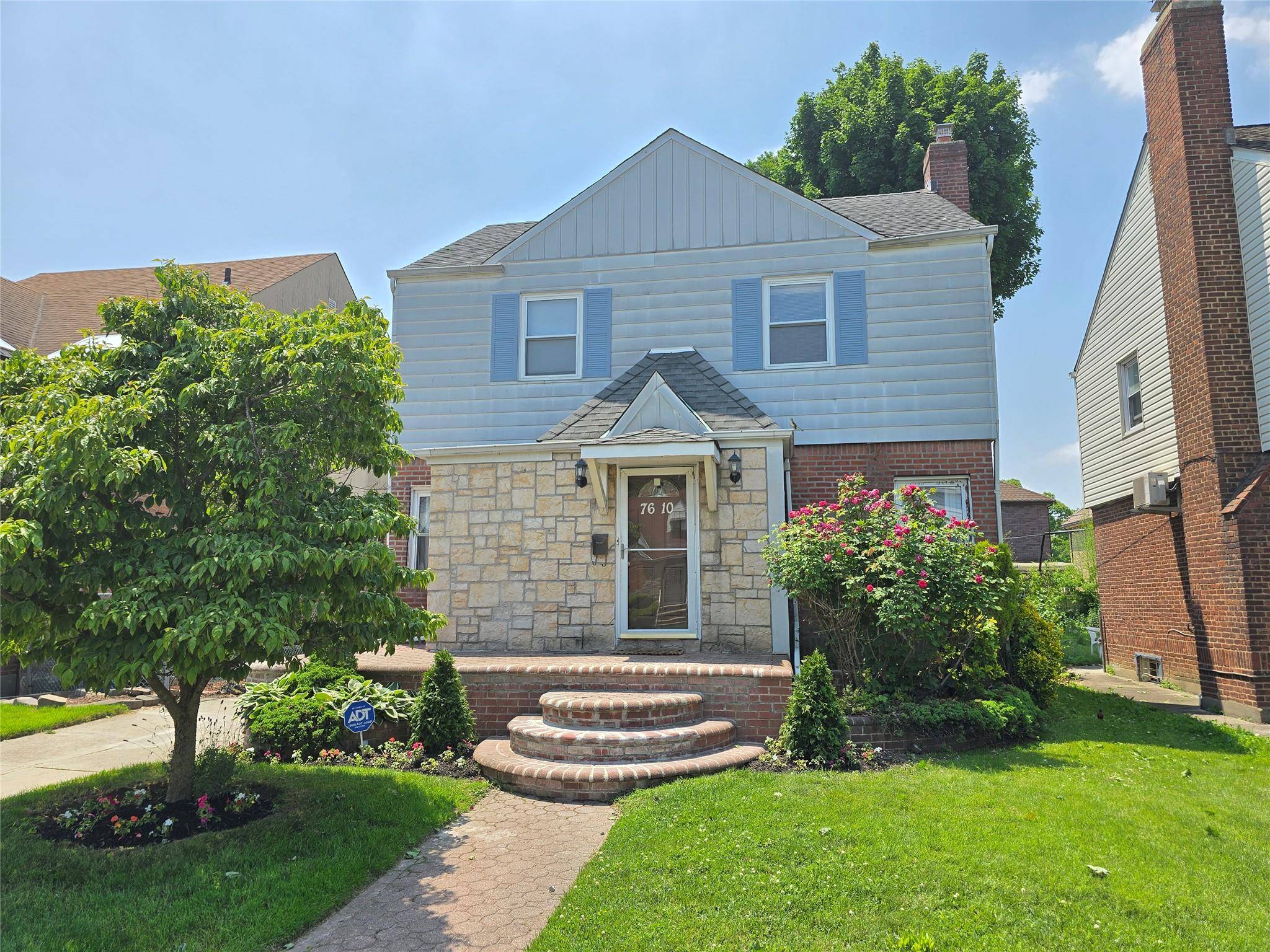 This lovely colonial located in prime fresh meadows 1 block north from St.
