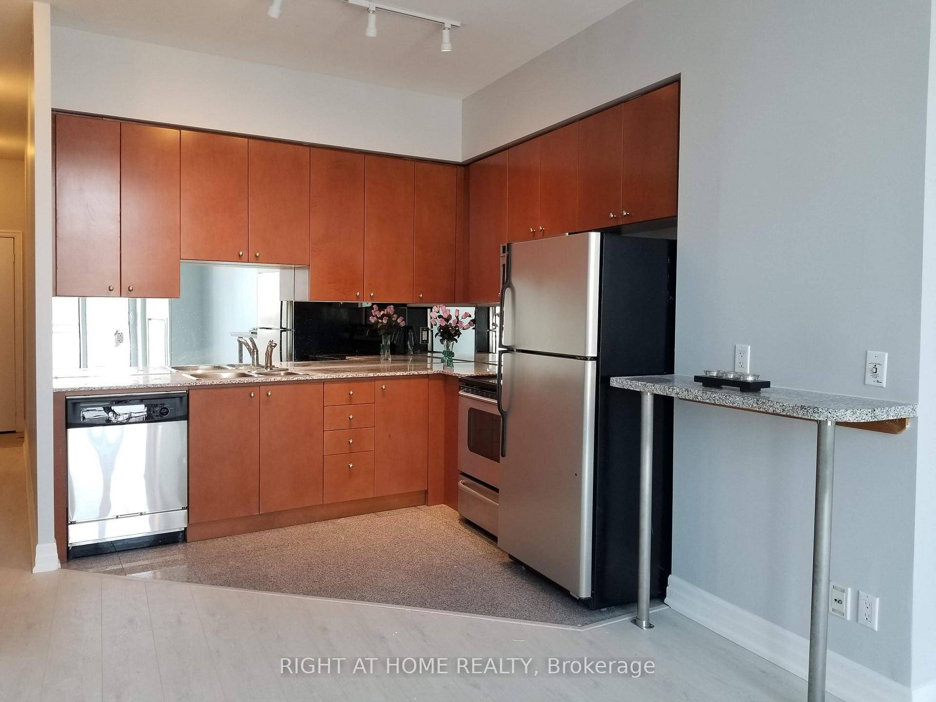 Beautiful Penthouse Studio suite In The Heart Of Yorkville.